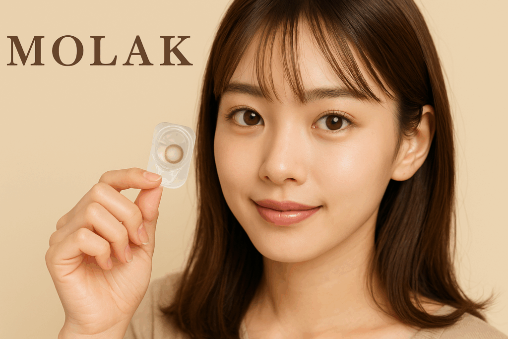 MOLAKのカラコンを選んでいる女性